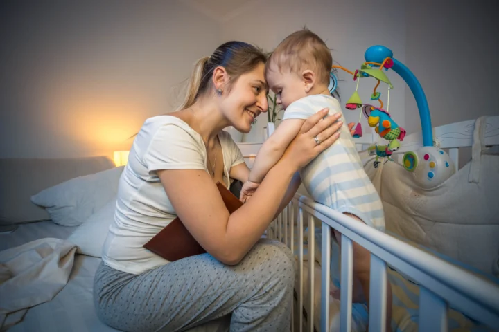When to Move Baby to Crib: A Comprehensive Pediatric Guide for Safe Transitions When to Move Baby to Crib: A Comprehensive Pediatric Guide for Safe Transitions